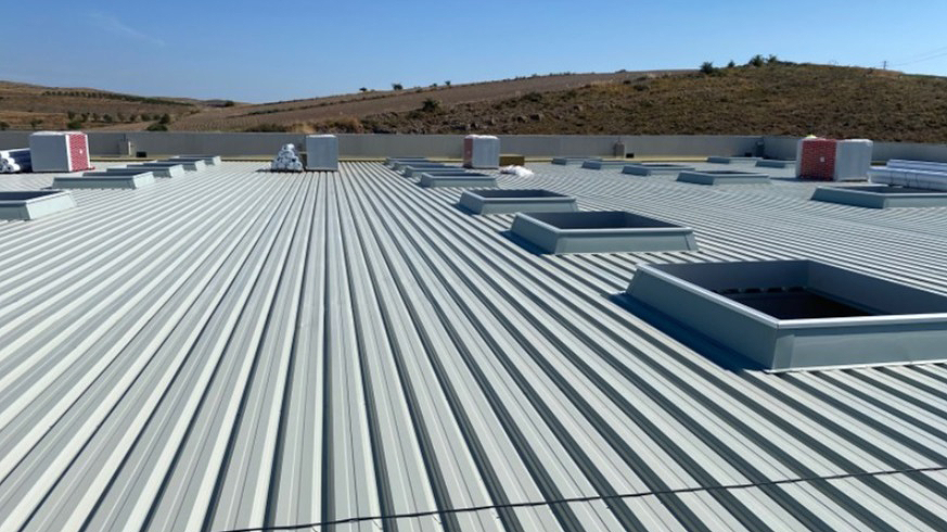  Instalaci&oacute;n de cubierta industrial para nave prefabricada de hormig&oacute;n con lucernarios integrados.